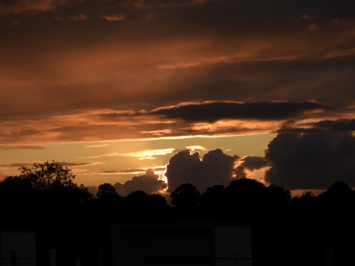 JonLivesley's tweet photo. #Sunset over #Castlefin #Donegal @EarthandClouds https://t.co/futb2tcJAK