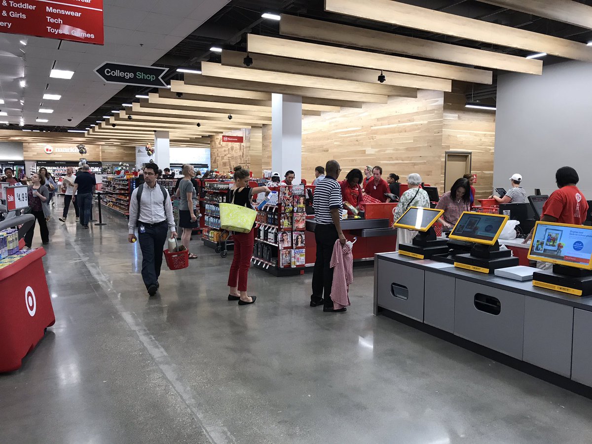DavidAk85's tweet image. Checked out @Target's big remodel in Minneapolis today. Looking sharp!