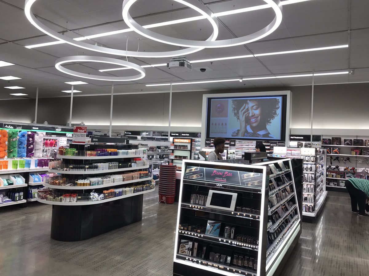 DavidAk85's tweet image. Checked out @Target's big remodel in Minneapolis today. Looking sharp!