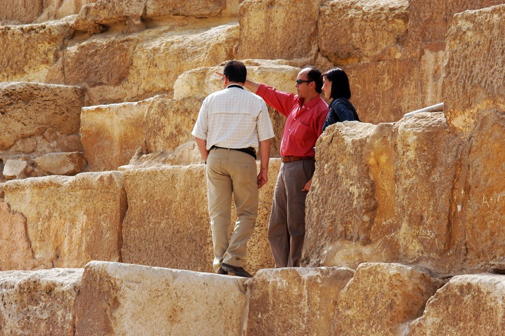 3 Reasons to Invest in a Tour Guide for Your Trip to Egypt offthebeatentrails.com/reasons-invest…