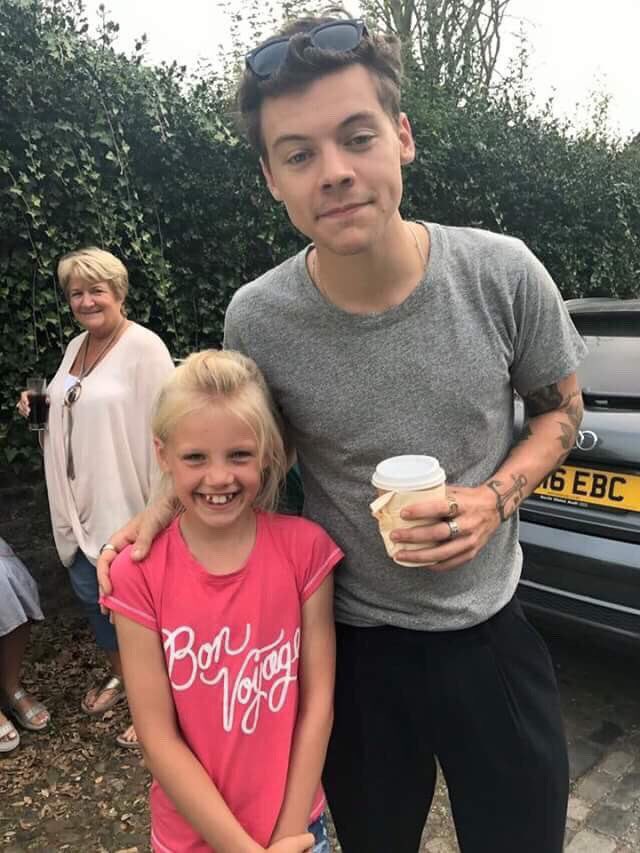 lasgrowns's tweet image. Harry con una fan el domingo en Chesire!