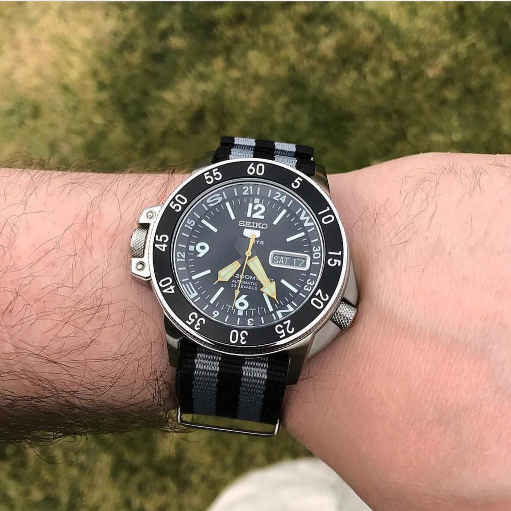 theague1234's tweet photo. @calebcondie on #twocrownTuesday with his Seiko 5 on our #BondStrap
___
#aguetradingco #atcaugust17 #seiko5 https://t.co/iYy1IQg4h5 https://t.co/VwMUGgfT46
