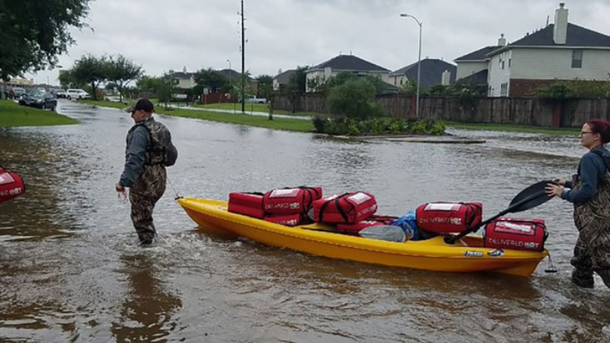 Local @pizzahut delivers through floodwaters to victims of #Harvey bit.ly/2iIY0yF?utm_me… https://t.co/JiyoKTVtvz
