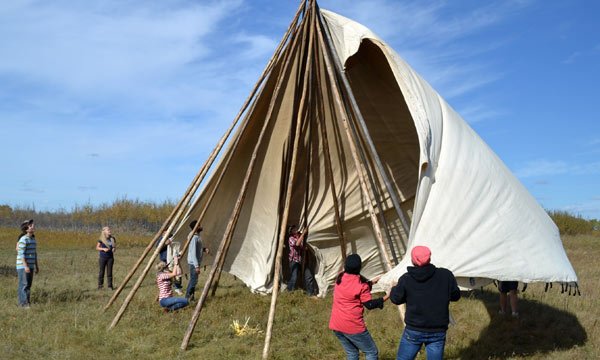 SaugaMuseums's tweet photo. #Sauga we need your #community #volunteer spirit. Learn to raise a Tipi with Elder Mark Philips and @AboriginalPeel https://t.co/zy2sxgW0pK https://t.co/9GIfO8nUEs