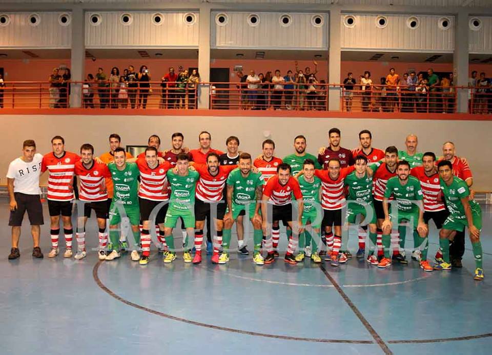 CDXOTA's tweet photo. Foto de familia de #OsasunaMagna y Kirol Sport en el partido semifinal de la Copa Navarra que ha terminado con victoria (1-6) de los verdes https://t.co/4iAVoxupYT