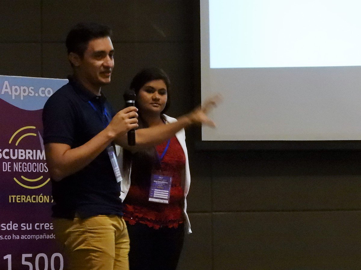 ParquesoftMet's tweet photo. En este momento el equipo de #Hiwork presenta su idea TIC en el #KickOffAppsCo tenemos el reto de convertirla en una empresa exitosa @AppsCo https://t.co/PwvPLeP2hp