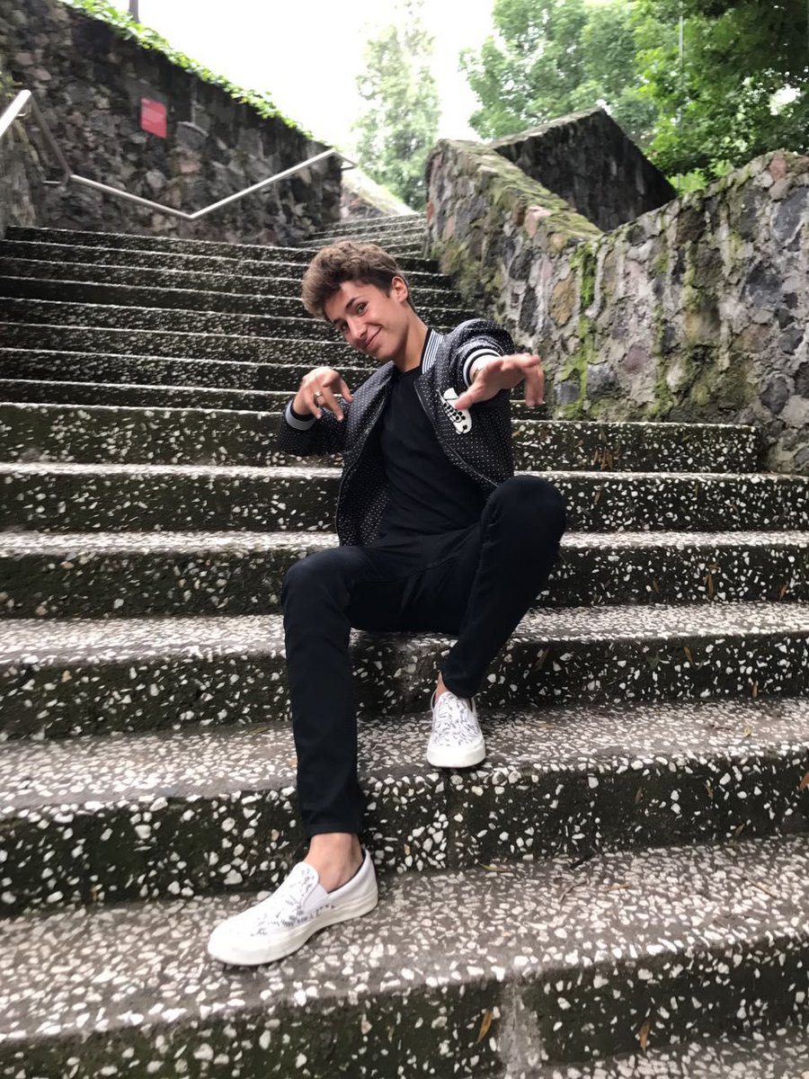 voguelatam's tweet photo. Ha llegado @ElJuanpaZurita a #GlamourP4TF para contar su experiencia de éxito. Toda la cobertura en @glamourmex https://t.co/CdAzAATxO6