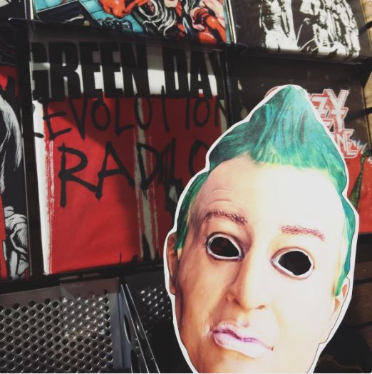 X1079Vegas's tweet photo. Wanna fly to LA and see a private @GreenDay perform in someone’s garage? Enter by Friday: https://t.co/jkNTalRpP9 #GreenDayAtHotTopic #ad https://t.co/rbhsA3m0lv