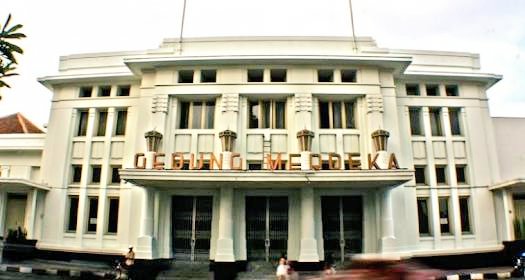 se7engroups's tweet image. Di balik gedung merdeka tersimpan sebuah namamu, "Entah,"