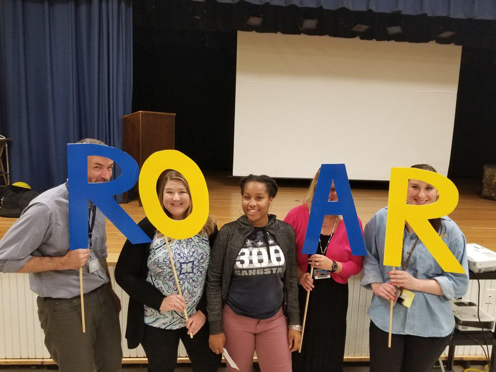 7th grade ambassador helps us greet our 6th grade <a href="/MrDunlapLead/">Frank Dunlap</a> <a href="/FrazierWorks/">Wanda Frazier</a>  @MsSmall_math <a href="/LansdowneMS/">Lansdowne Middle</a> #bcps_z4