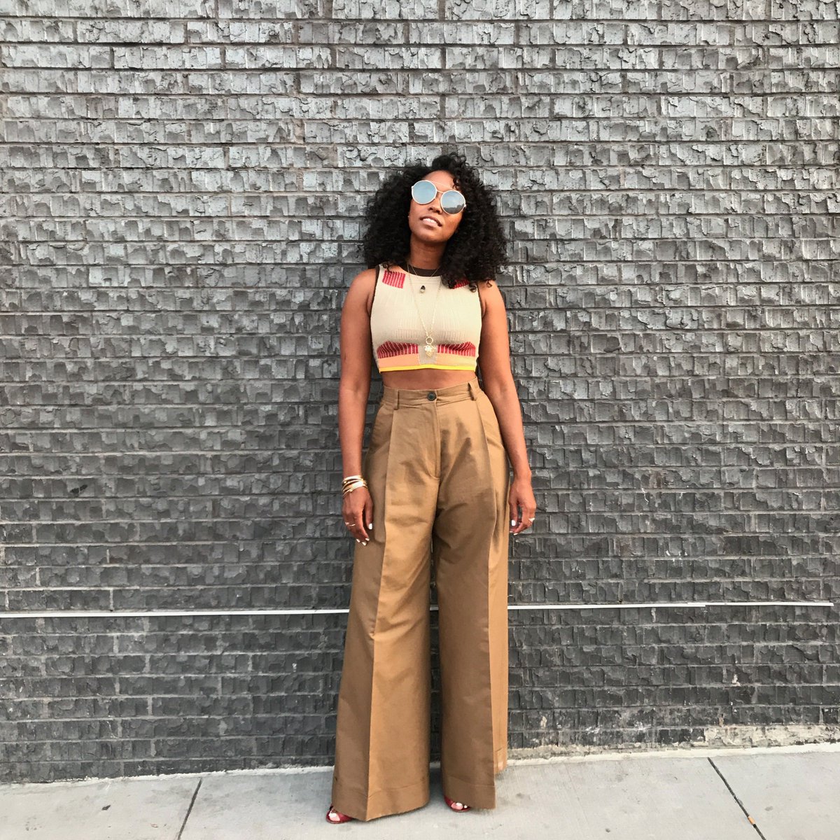 thedistrictapp's tweet photo. #NowTrending: crop tops + late-summer neutrals. And @shionat nailed it. #StyledOnSpring https://t.co/ztdTfiqre0 https://t.co/S27rdYT5re