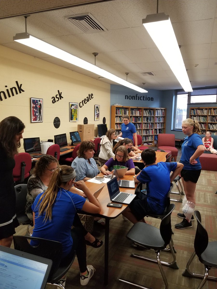 OxfordStES's tweet photo. Belvidere Student Advocates helping parents with Parent Portal at Back to School Night. Great Job!!! @iSchoolAdvocate @CaraleeGately https://t.co/b3WBffbluG