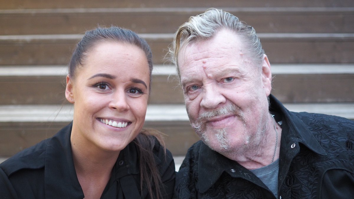 SPJankala's tweet photo. Tätä tapaamista olen odottanut koko elämäni. Veti veteläksi jänkhän :) 

Kiitos Vesku, ja isot onnittelut @MTVSuomi! #mtv60 https://t.co/eg2mdC1Ulw