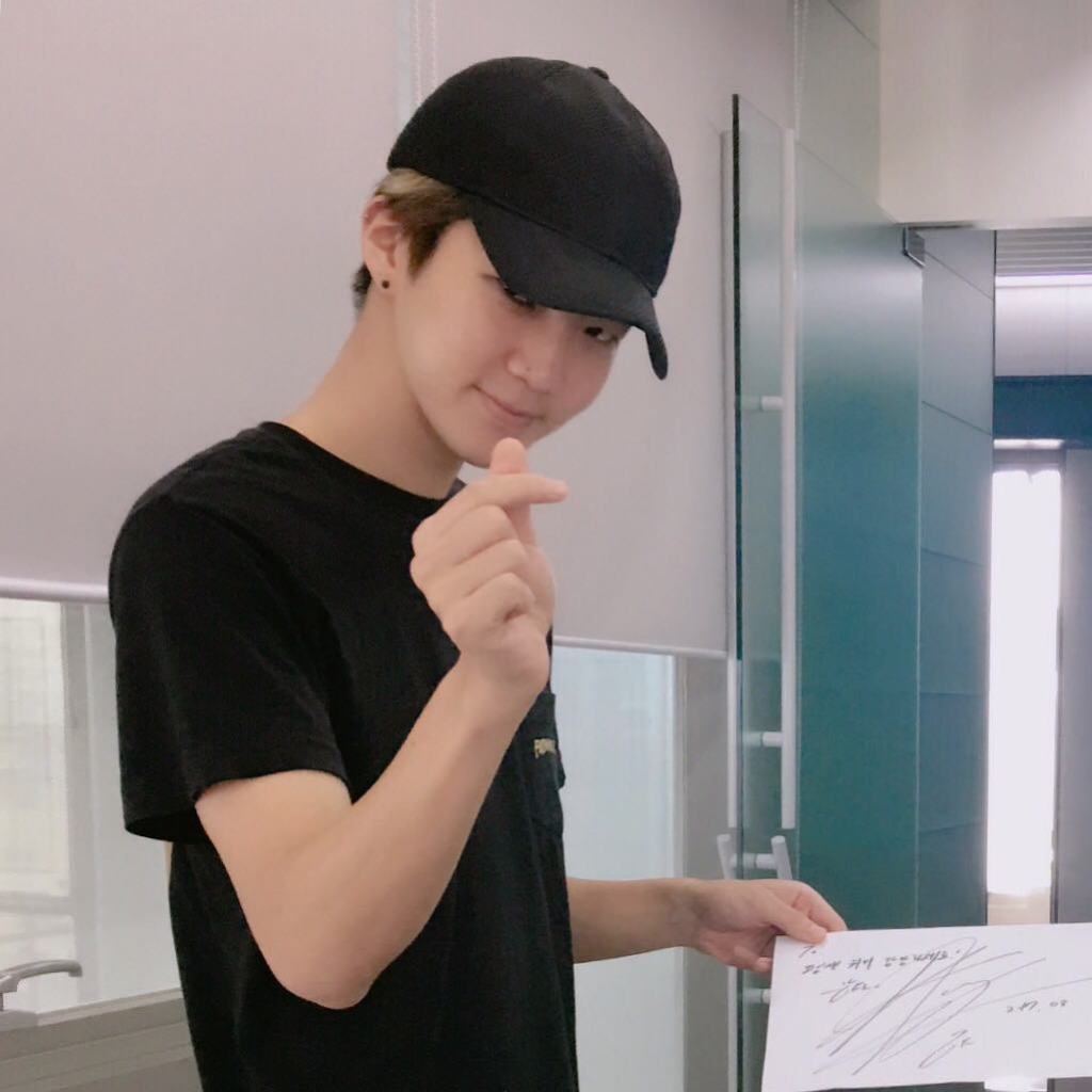 _w_incle's tweet photo. [#W_INSTAGRAM] 170830 WINNERCITY – TEAMWINNER Recieves Kangta Autograph https://t.co/G7GAOtF7BF https://t.co/wYijOJQDiX