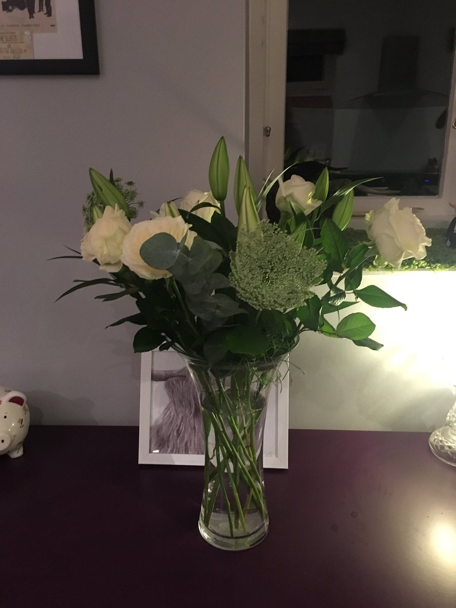 AmberB523's tweet photo. Lovely surprise to get these tonight #romanceisnotdead #datingdoneright https://t.co/Q0B6N8oSpx