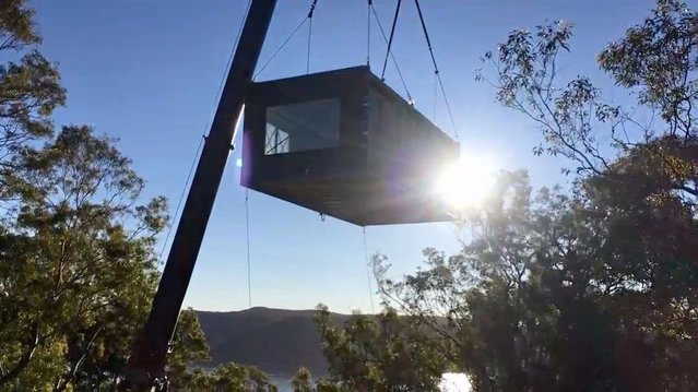 Divaliley's tweet photo. #ArchiBlox home, designed and built offsite, trucked in and installed via crane #LightImpactHome https://t.co/Xg0nVk58Hc #IworkforBlueScope https://t.co/yMzlBZPLJe