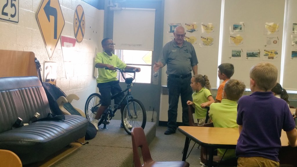 rweihe212's tweet photo. Mr. Weihe's Second Graders learning safety tips on our Safety City field trip.@FarmerDragons https://t.co/jDLPVIeZ65