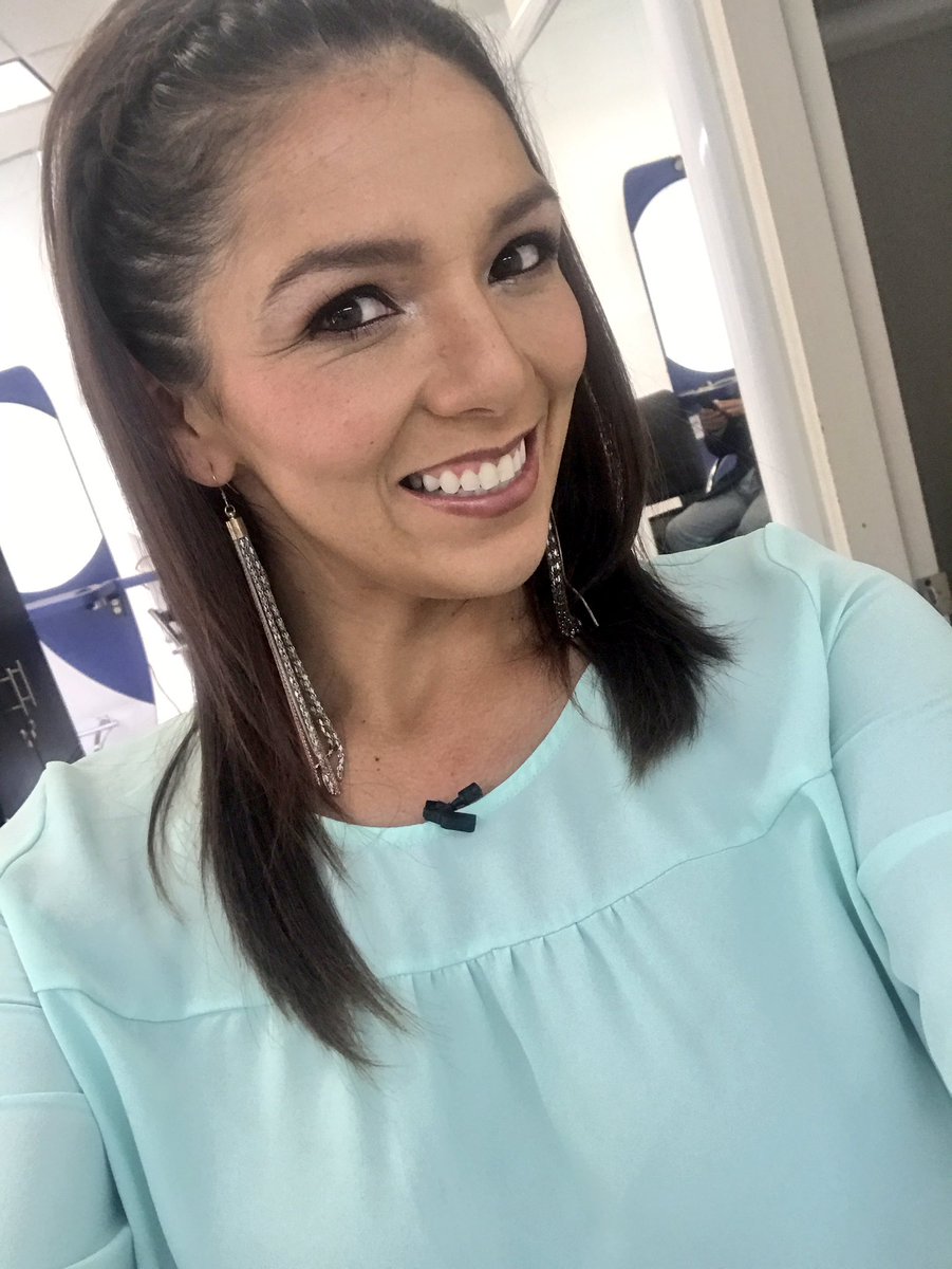 mayralgomez's tweet photo. Miércoles de @maximoavance en @unavozcontodos
Nos vemos a las 7PM con lo mejor de 🏈! 😁💪🏼 #SPRMaximoAvance https://t.co/Y92P9xq5eh