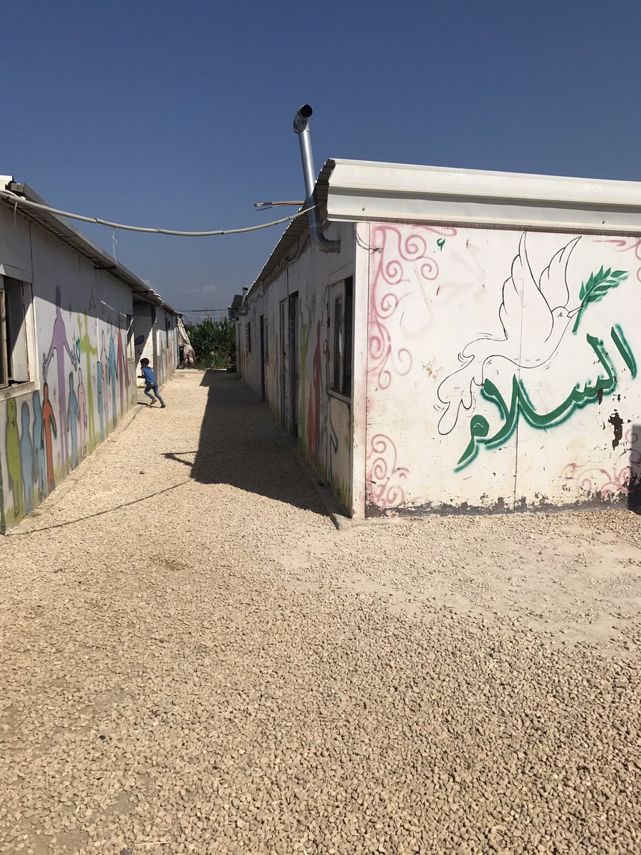 fbhutto's tweet photo. Malaak runs a centre for #syrian #refugees in lebanon.They have homework classes, a library and a community kitchen. https://t.co/SkawQxn6E2 https://t.co/lEmKaHS5gO