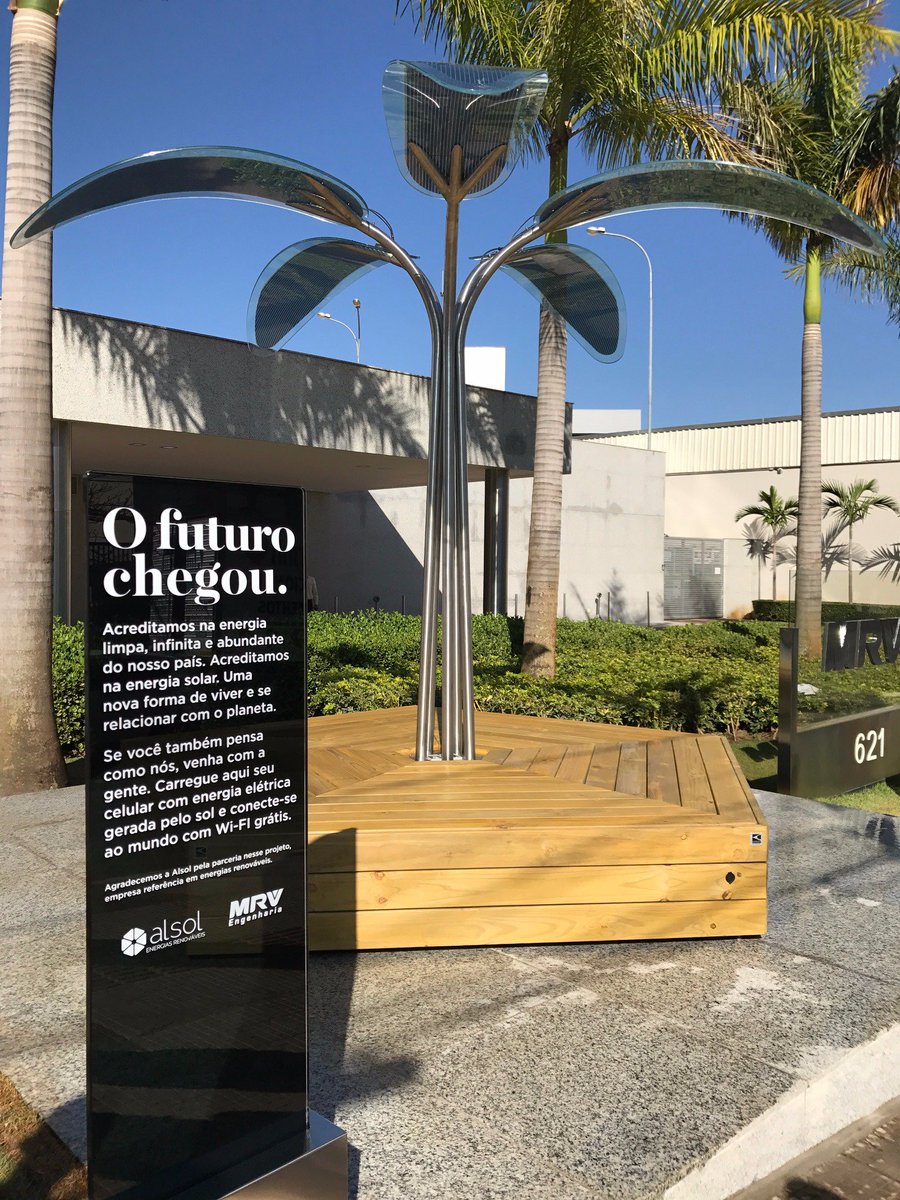 A @mrvengenharia, em parceria com Alsol, instalam 1ª árvore de energia fotovoltaica em BH, capaz de recarregar celulares e  Wi-Fi gratuito.