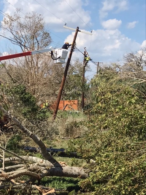 OGandE's tweet photo. Crews working hard in Rockport, TX today. #Harvey #BigOrange https://t.co/oXTmNIHrK9