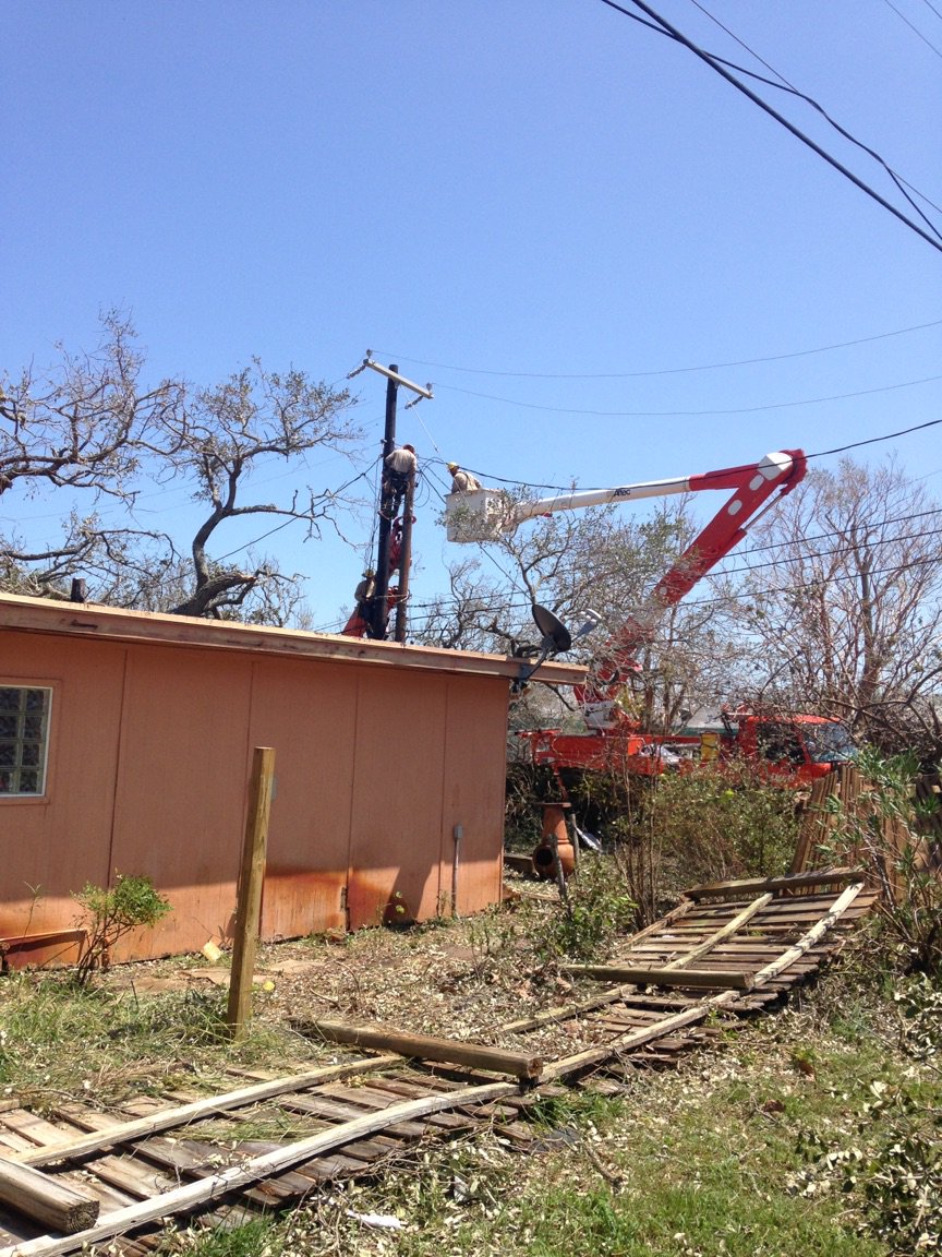 OGandE's tweet photo. Crews working hard in Rockport, TX today. #Harvey #BigOrange https://t.co/oXTmNIHrK9