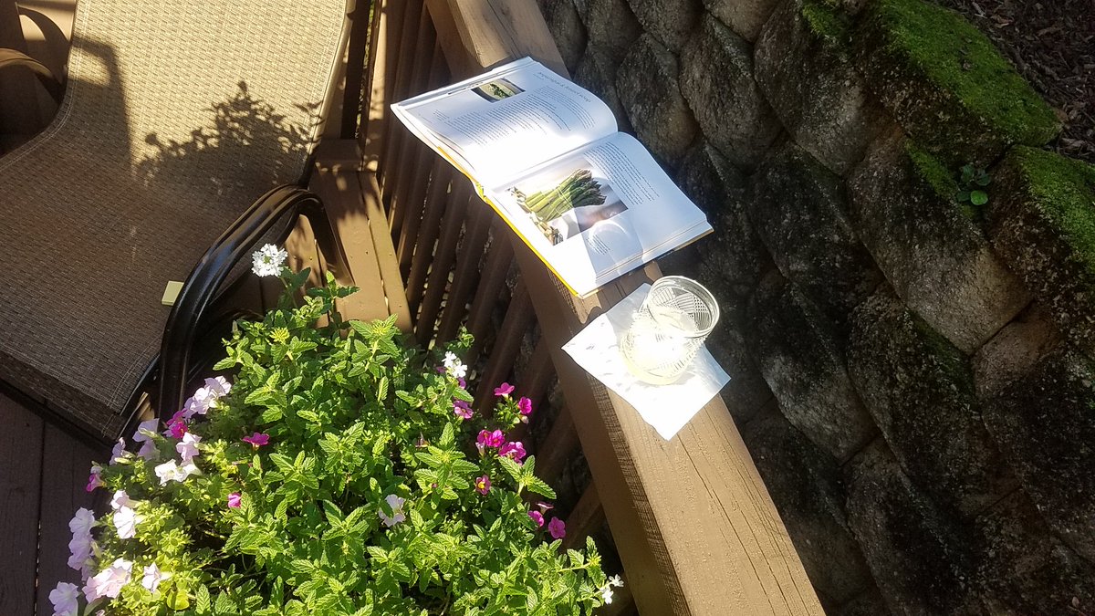 Charles21x's tweet photo. What could be better? Flowers in bloom, a vodka tonic, and #cookingforjeffrey @inagarten https://t.co/5dHupp3fQ3