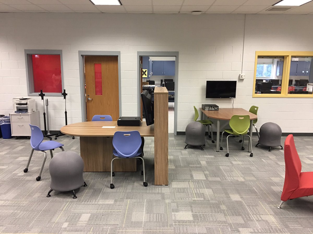 NicholstcTom's tweet photo. @DMSRAMS showing off their new Library collaborative space. #flexseating #charginstations #ForAre Kids #MakingItEpic @SCPSchools #C2G#GoRams https://t.co/KAC4F0Fsg2