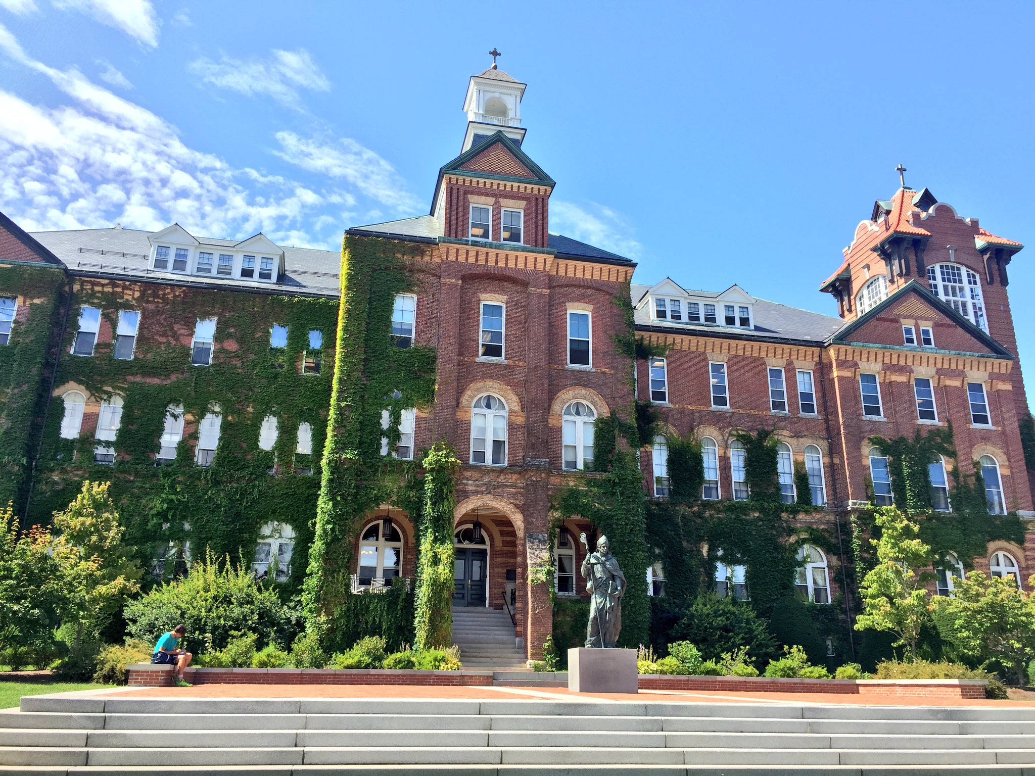 Saint Anselm College on X: "Alumni Hall, looking good on this spectacular  late-summer afternoon. Get outside and enjoy! https://t.co/U5yawR3BeN" / X