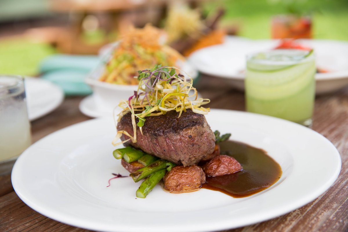 SH_SocialClub's tweet photo. The classic steak and potatoes have never looked so good 👀 #socialclubsummer #dinner #hamptons #foodporn #steak https://t.co/wKf1duoXwf