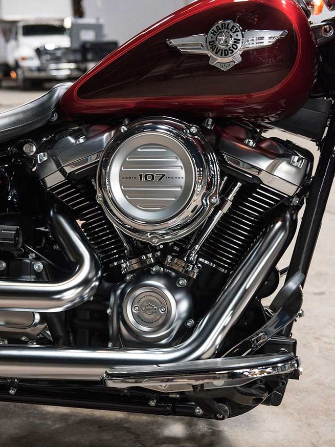 CycleWorldMag's tweet photo. Kevin Cameron exams the 2018 @harleydavidson Softail cruisers tech and development: https://t.co/UuBALRB5AO #2018softails https://t.co/iGF0nEMzSs