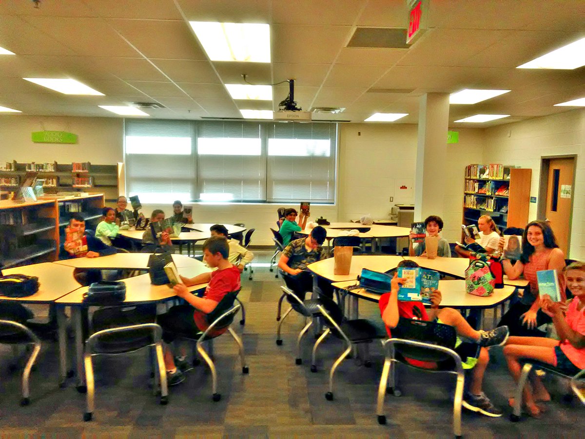 CSMS_Library's tweet photo. Ms. Gary and Ms. Shammout's advisory class stop by for the first checkout of the year. #SSRReady #PantherPride @Sandburg_MS https://t.co/lJXSETY3s3