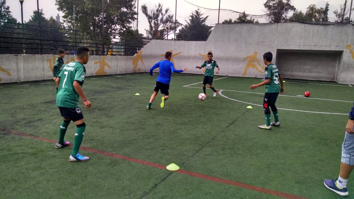 Rayados_Rena's tweet photo. Imágenes de él entrenamiento de hoy... Con gran intensidad y gran actitud de todos!!! Como siempre!!! 💪👊👍😉 #FamiliaRenacimiento https://t.co/Un3L4W4A0d