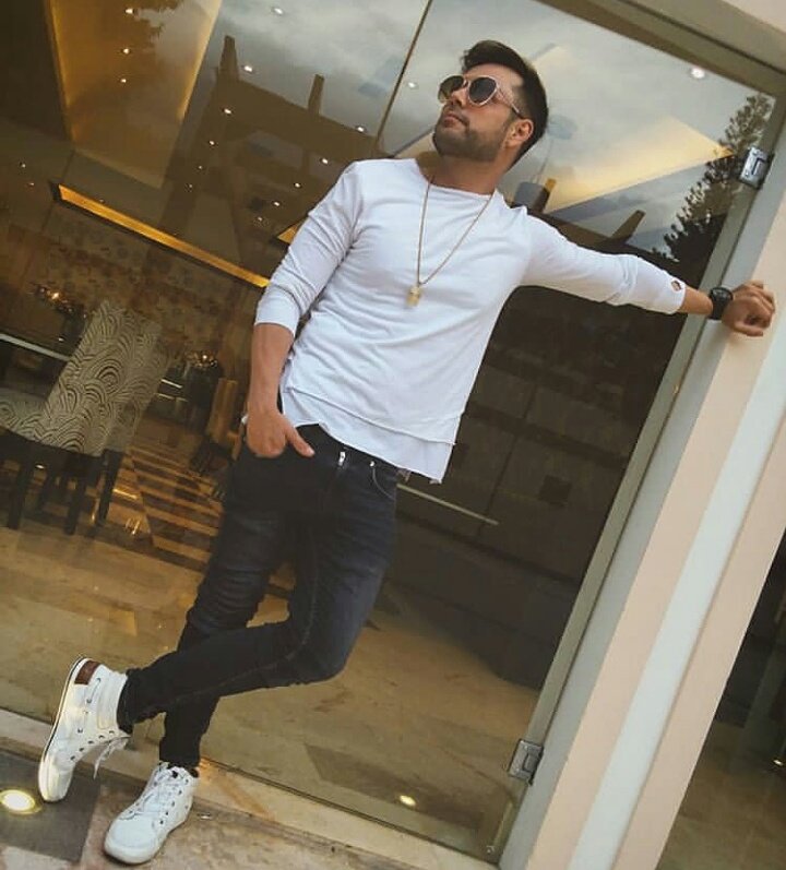 skymusicgroup's tweet photo. Feliz tarde!! Una de @kentmundial pensando en sus bellas fans #TalentoSkyMusicVzla #TeamSky #TalentoNacional #SkyFamily #KentJames https://t.co/rxDgUmQLbO