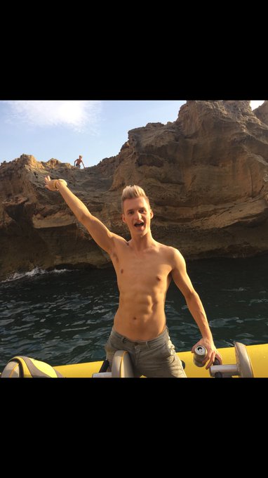 So I'm officially in holiday mode ??? https://t.co/soL0oKi0rD