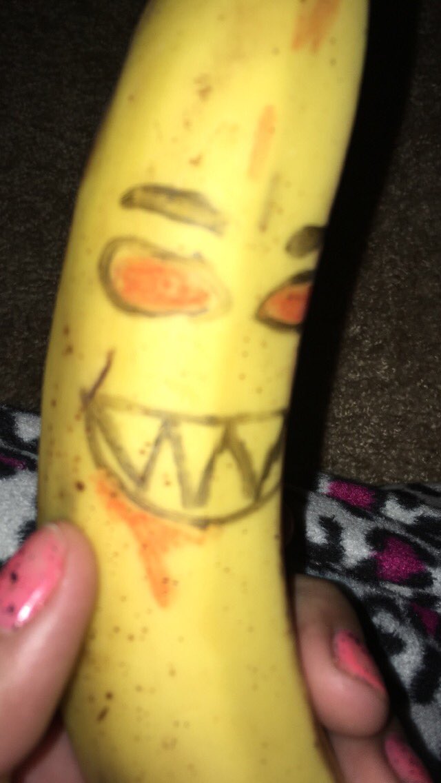 RocioRa76993901's tweet photo. #LLAMADACREEPY @chupita13 ya me llego mi plátano 🍌 😂😂😂 https://t.co/wM0TJE072Y