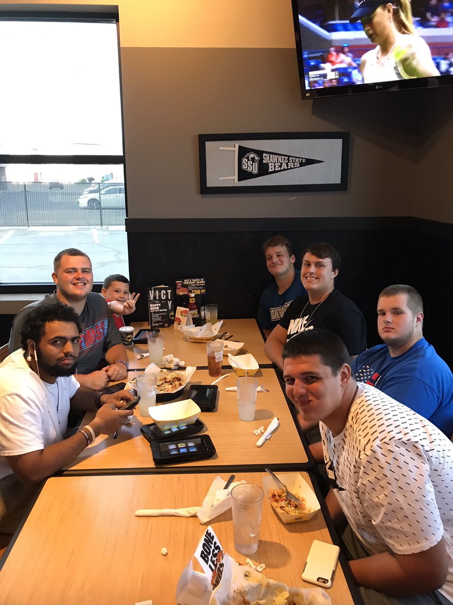 PHSfootball17's tweet photo. Feeding the Hogs #bw3 #hogsleadtheway @Colin_Boehm75 @jadanjizo @parkerj23_ @Ryansuth23 @Meathead9977 @59CodyAllen59 https://t.co/QvwkkiLprm