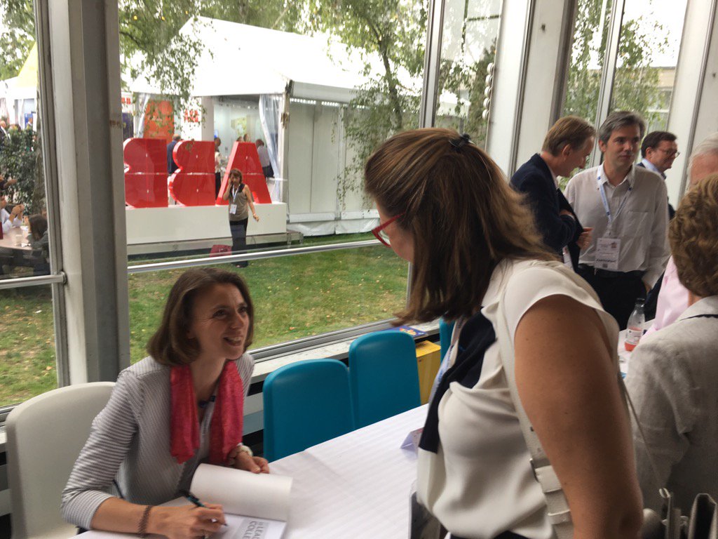 PauleBoffaComby's tweet photo. Aux #Uemedef17 pour une séance dédicace Le #LeaderCollectif, un nouvel art du #pouvoir @dunod @medef :Cap #confiance https://t.co/gfTePgueVF