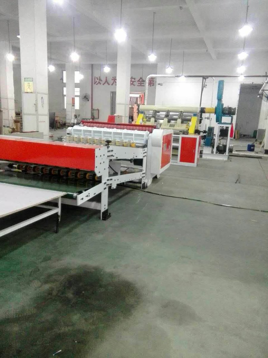 2ply corrugated cardboard production line.
Mill roll stand + single facer corrugation machine + NC sheet cutter with collection machine