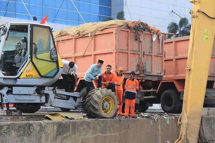 dinaslhdki's tweet photo. Sidak Kadis @IsnawaAdji penanganan kebersihan kali BKB seasoncity @DKIJakarta @bangAli_MH @Apit07900051 @relawanJMB https://t.co/p8An2ZBwmj