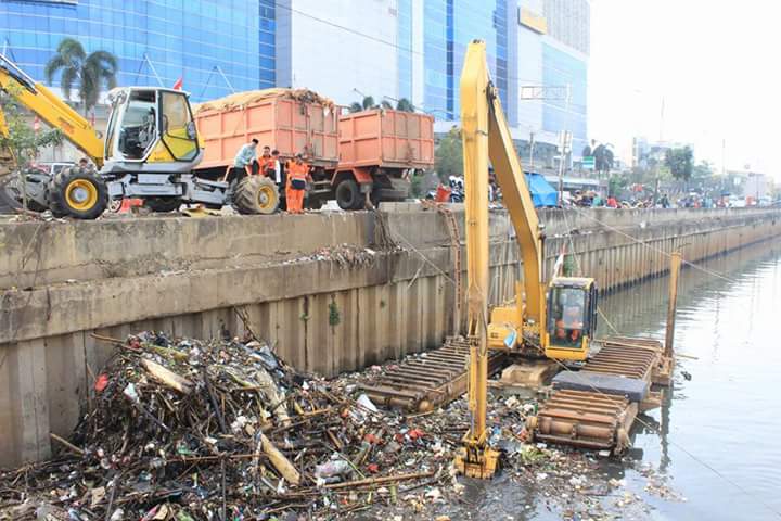 dinaslhdki's tweet photo. Sidak Kadis @IsnawaAdji penanganan kebersihan kali BKB seasoncity @DKIJakarta @bangAli_MH @Apit07900051 @relawanJMB https://t.co/p8An2ZBwmj