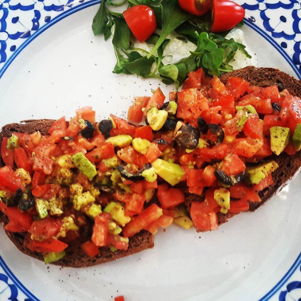 nikkihammett1's tweet photo. My favourite #brekkie at May&Mark's. Avocado, tomatoes and black olives on home made toasted bread. #breakfastofch… https://t.co/adSJdY6GU7 https://t.co/SnrzXVb5bU