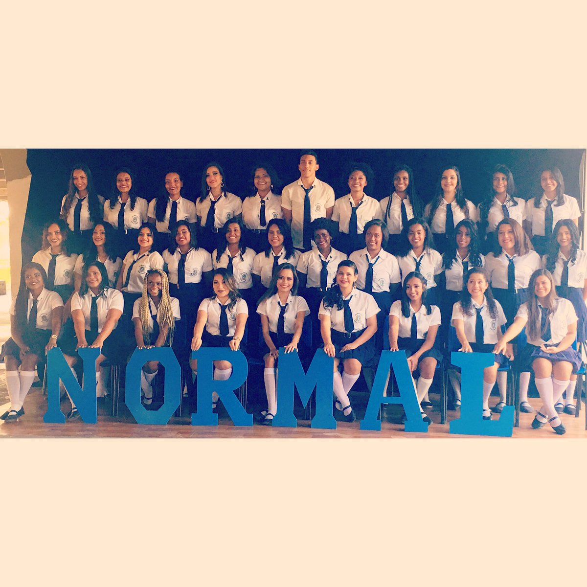 Saaholliveer's tweet photo. Aqui so tem louco e loucas mas todos têm carinho um pelo outro😍 Sem duvidas a melhor do IEBR #JaTaAcabando #Terceirão 3002 🎓 https://t.co/VQW4fDw5do