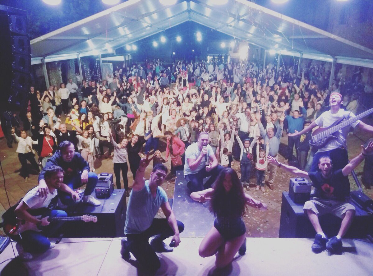 BudaOrquesta's tweet photo. Primera vez por tierras de Albacete concretamente en RIOPAR y está siendo todo un lujazo cantar a ustedes !! #buda#orquesta#musica#disco#70 https://t.co/alAPNdATtx