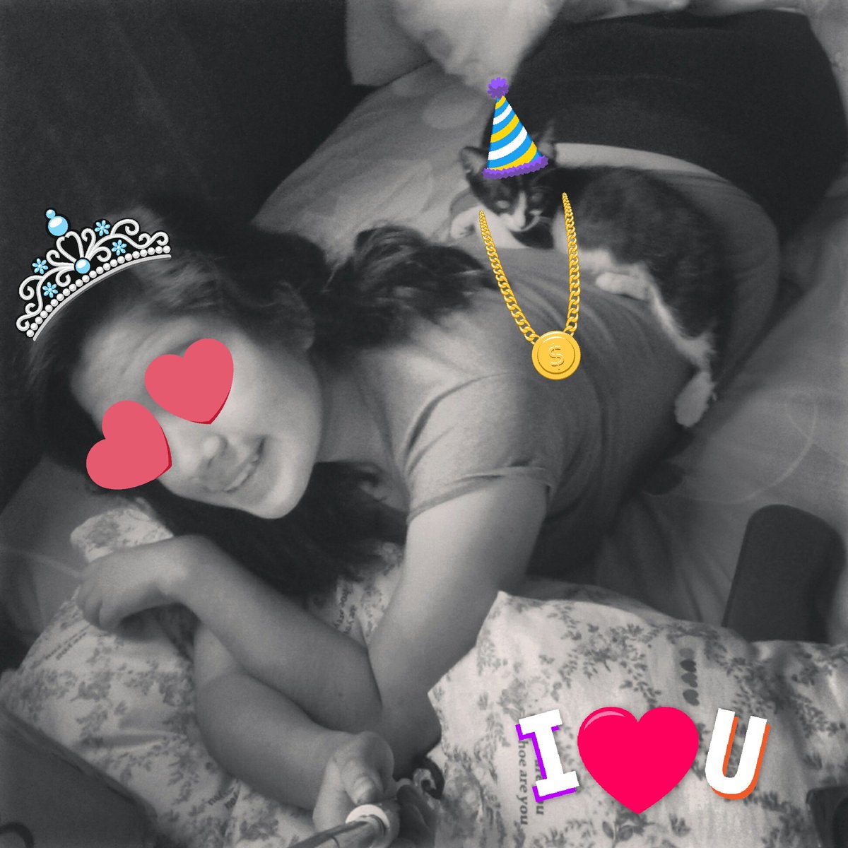 ReynaGuizar's tweet photo. Feliz cumple mes Félix 🐈!
#igloviu #catlover #1ermes https://t.co/B581VjQVZB