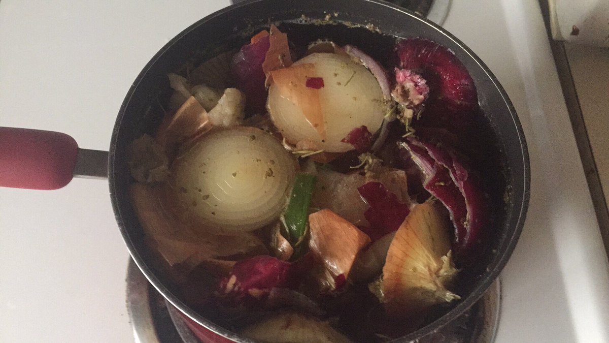 PurBldPrincess's tweet photo. Kitchen scrap veggie broth! #yyc #SimpleAndYummy https://t.co/hSo5iat2t5