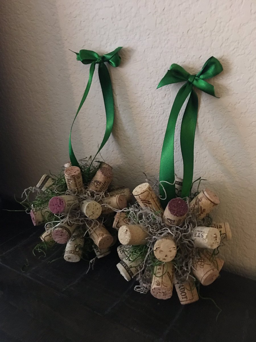 corksand_screws's tweet photo. Just hanging around on Winey Ball Wednesday! https://t.co/aphqZG6kud https://t.co/U465soH7Si #thepurplepighandmadewares #corksandscrews https://t.co/ZnTLiNBE08