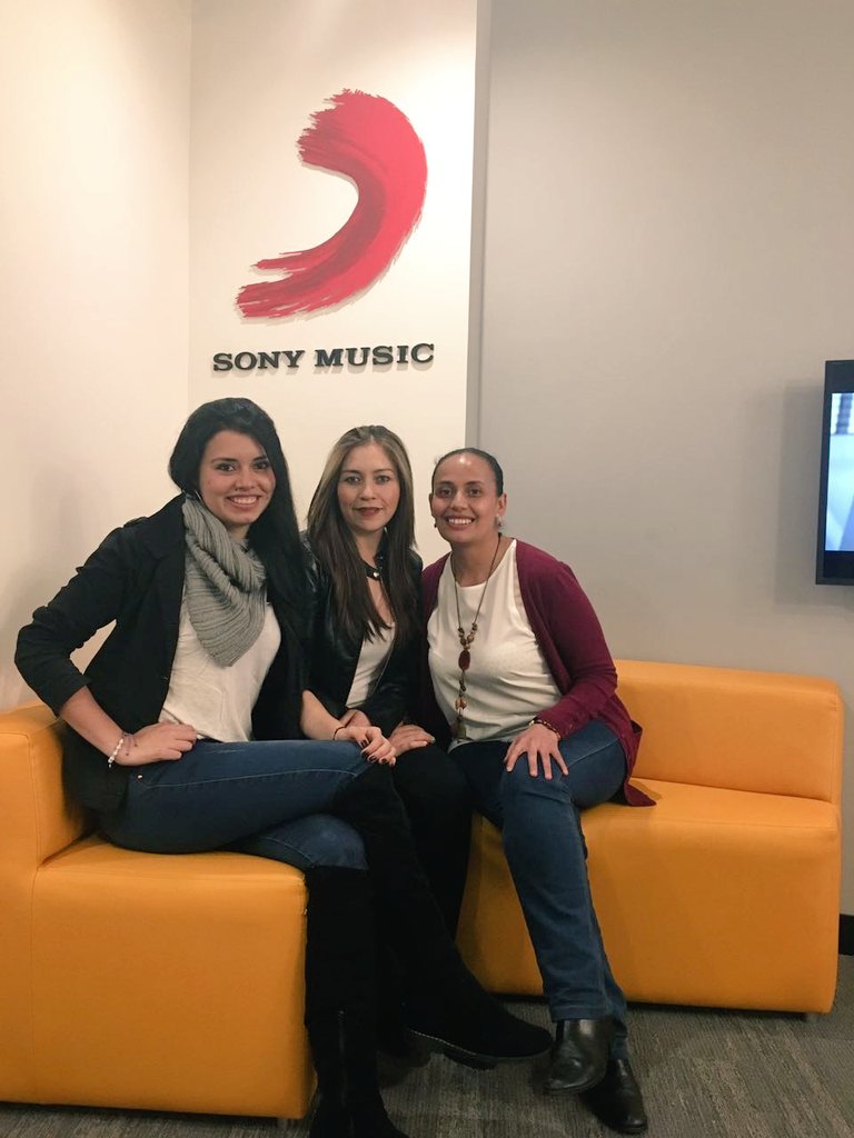 Fc_CarlosR_Col's tweet photo. Visitando las instalaciones de @SonyMusicCol muy felices de apoyar tu talento @_CarlosRivera vienen tiempos de felicidad #Colombia te espera https://t.co/RpkVY8NO9Y