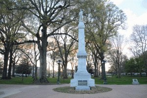 English Department calls for action from chancellor regarding Confederate statue - thedmonline.com/english-depart…