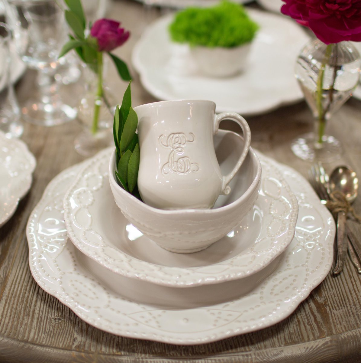 SkyrosDesigns's tweet photo. #weddingtable #monogramlove #mysouthernliving #beachwedding #monogram #monogrammed #interiordesign #monogrammeddinnerware #designblog https://t.co/LNdujL0aOY